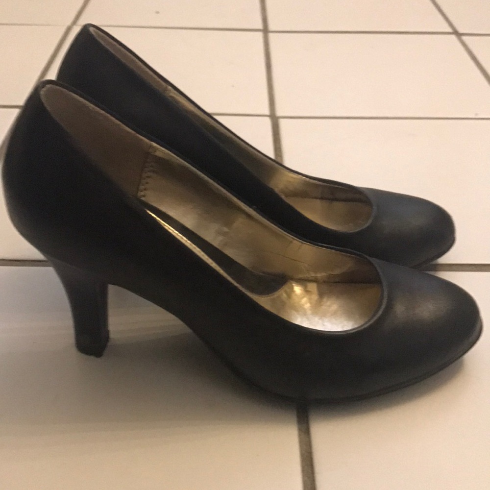COMFORTABLE Lightly worn Euro Soft Heel Black